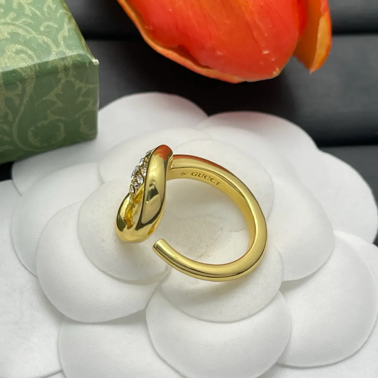 Bague à aro ouvert pavé de cristal en ton doré ajustable 3