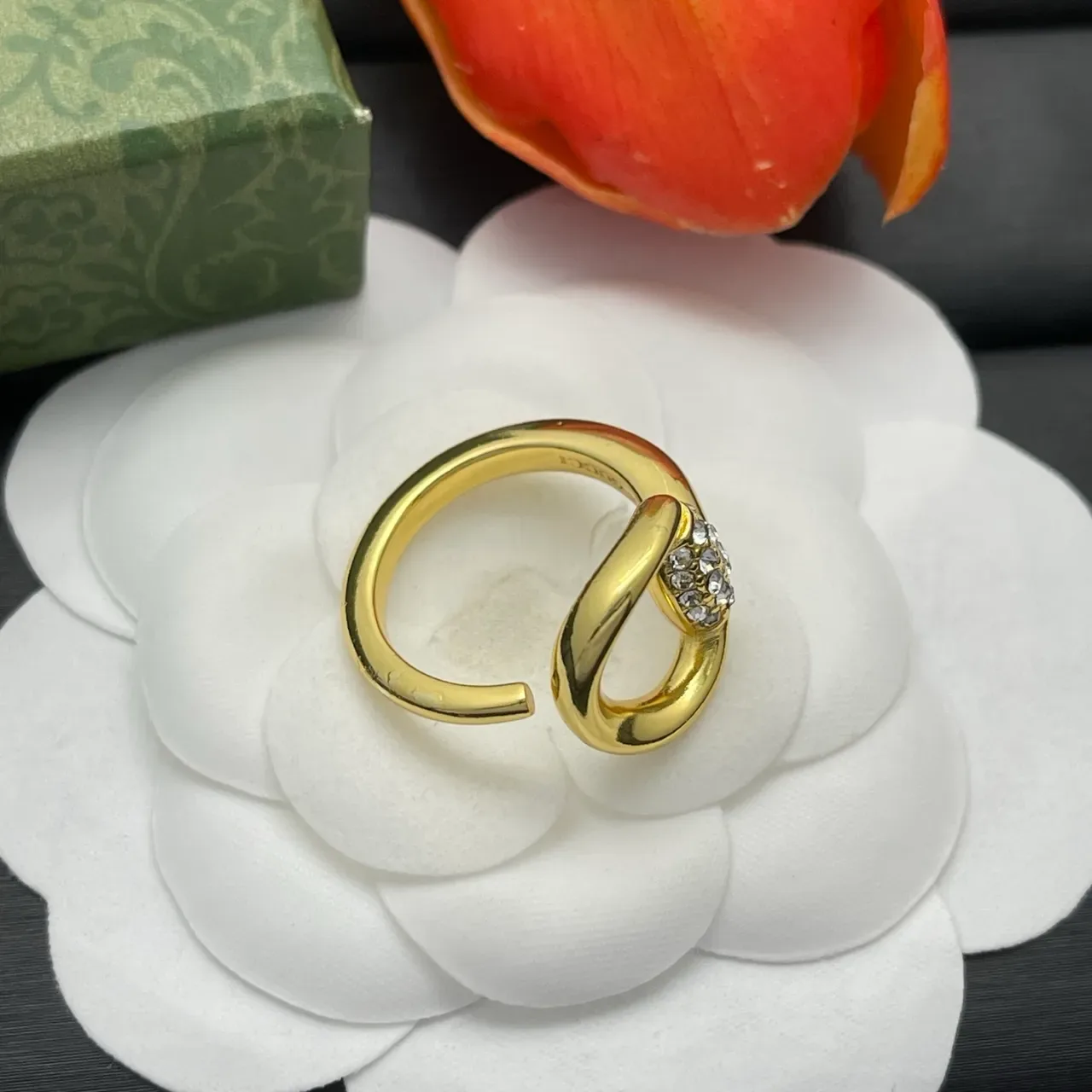 Bague à aro ouvert pavé de cristal en ton doré ajustable 5
