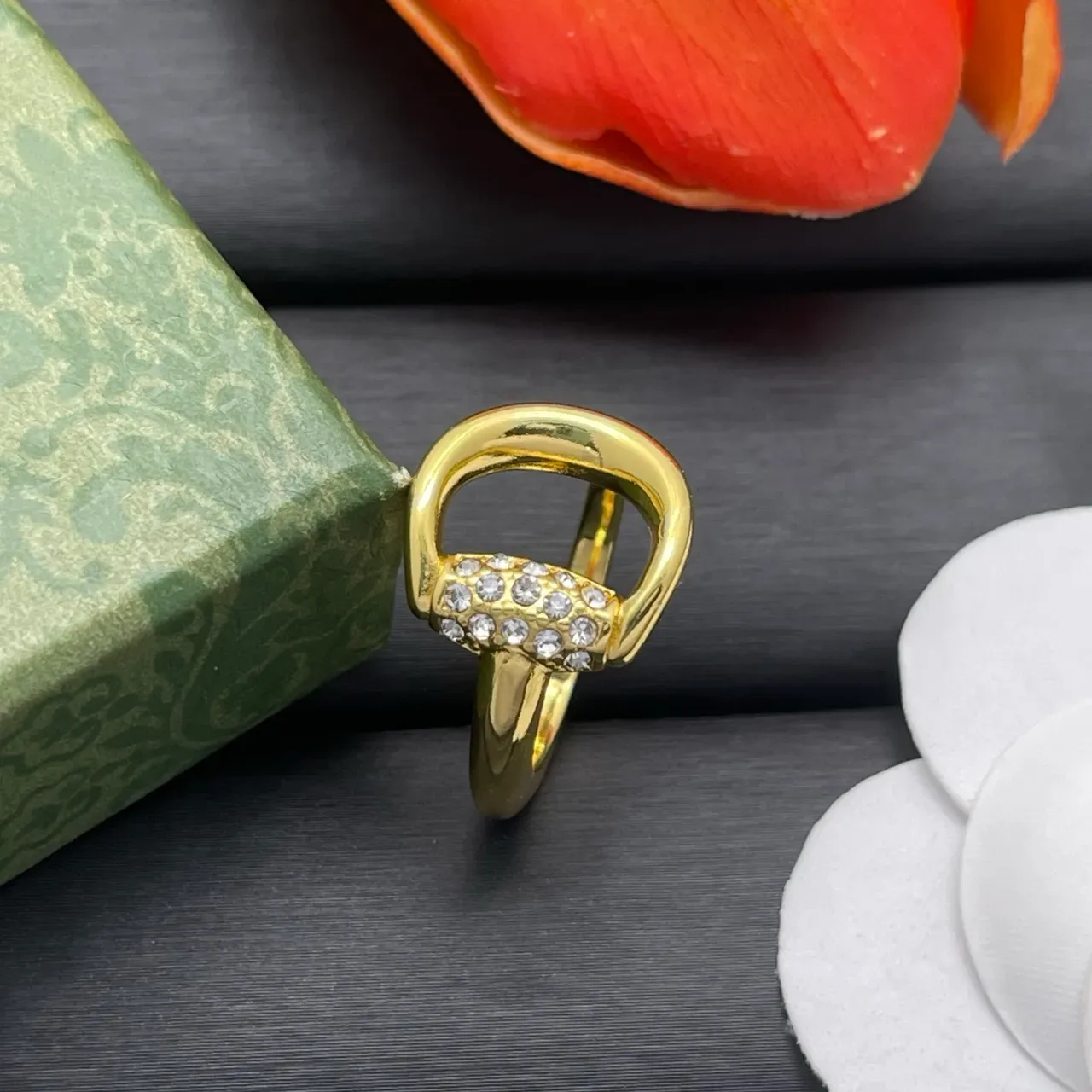Bague à aro ouvert pavé de cristal en ton doré ajustable 6