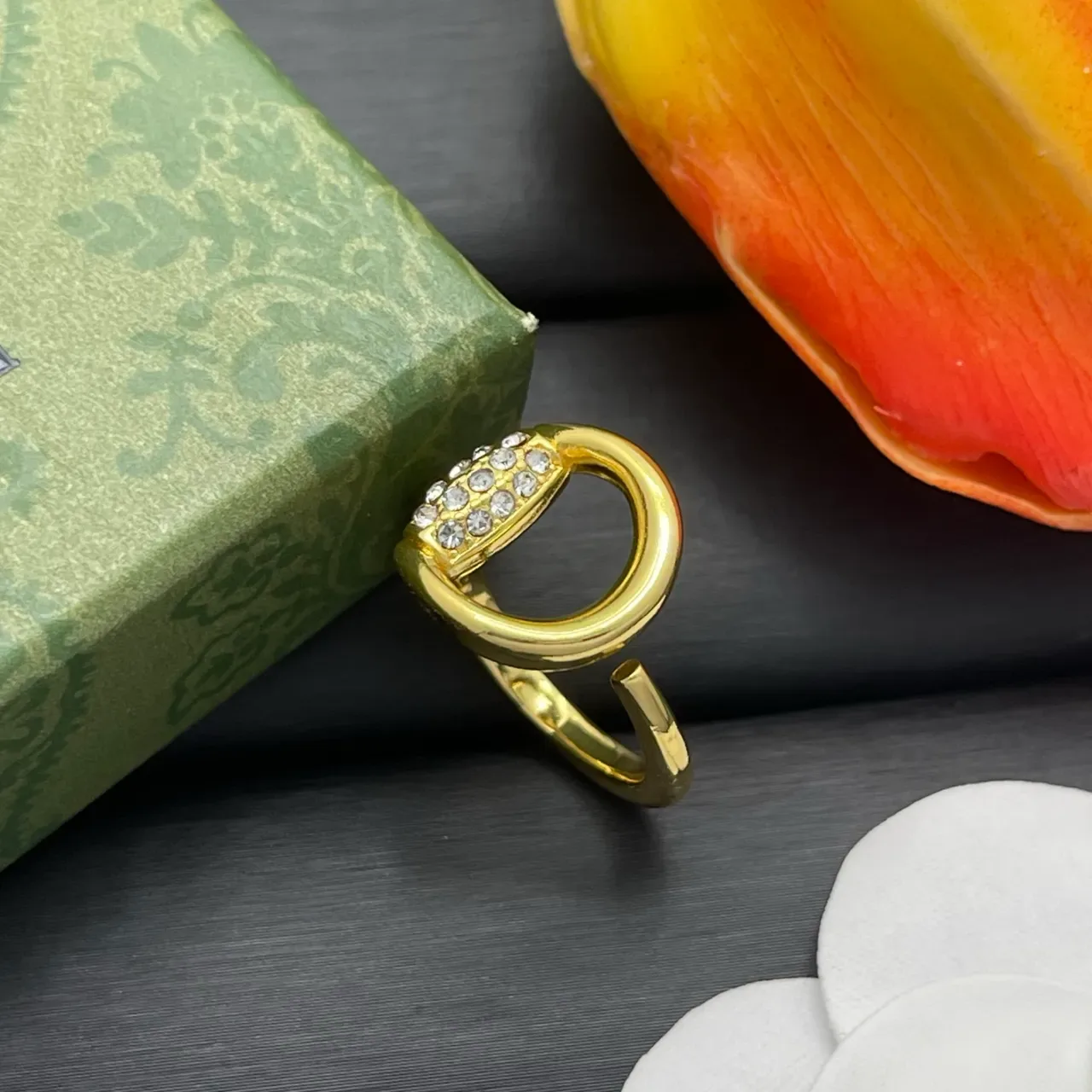 Bague à aro ouvert pavé de cristal en ton doré ajustable 7