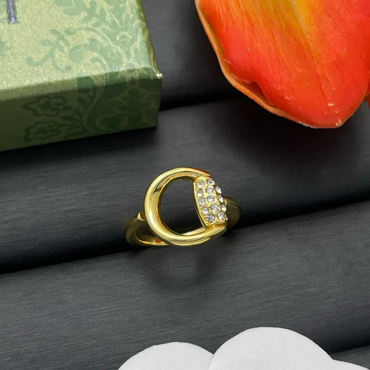 Bague à aro ouvert pavé de cristal en ton doré ajustable 8
