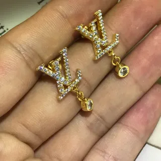 أقراط قطرة بدرجة ذهبية Pavé Monogram