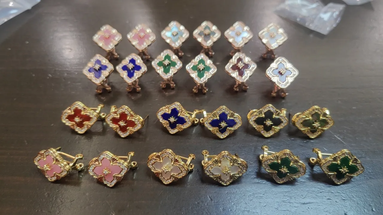 Aretes de esmalte de cuatrohojas en tono dorado y piedras pavé 2