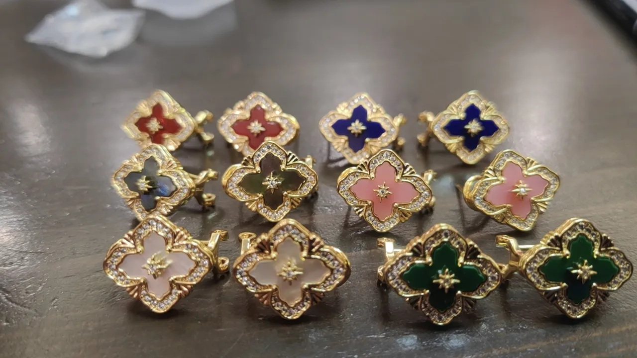 Aretes de esmalte de cuatrohojas en tono dorado y piedras pavé 3