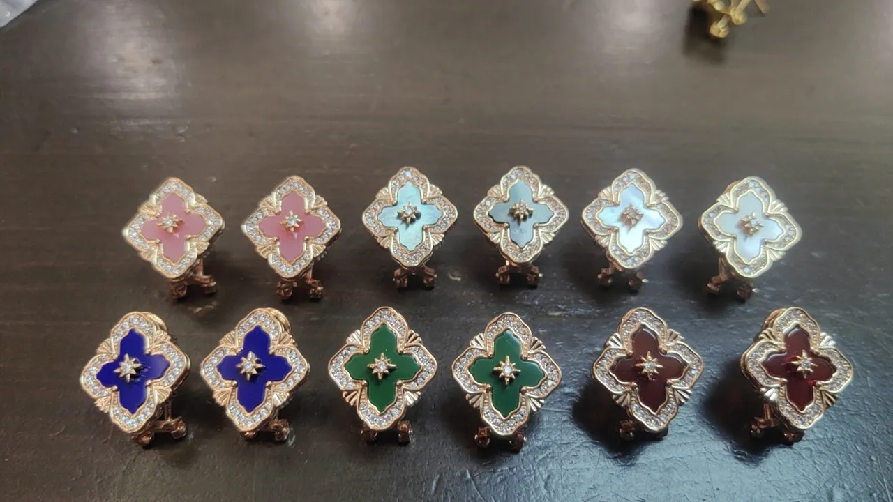 Aretes de esmalte de cuatrohojas en tono dorado y piedras pavé 4