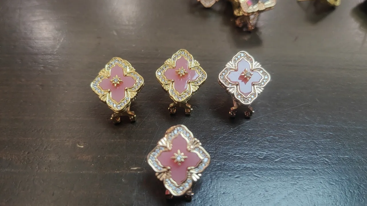 Aretes de esmalte de cuatrohojas en tono dorado y piedras pavé 5