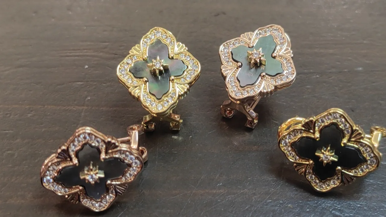 Aretes de esmalte de cuatrohojas en tono dorado y piedras pavé 6