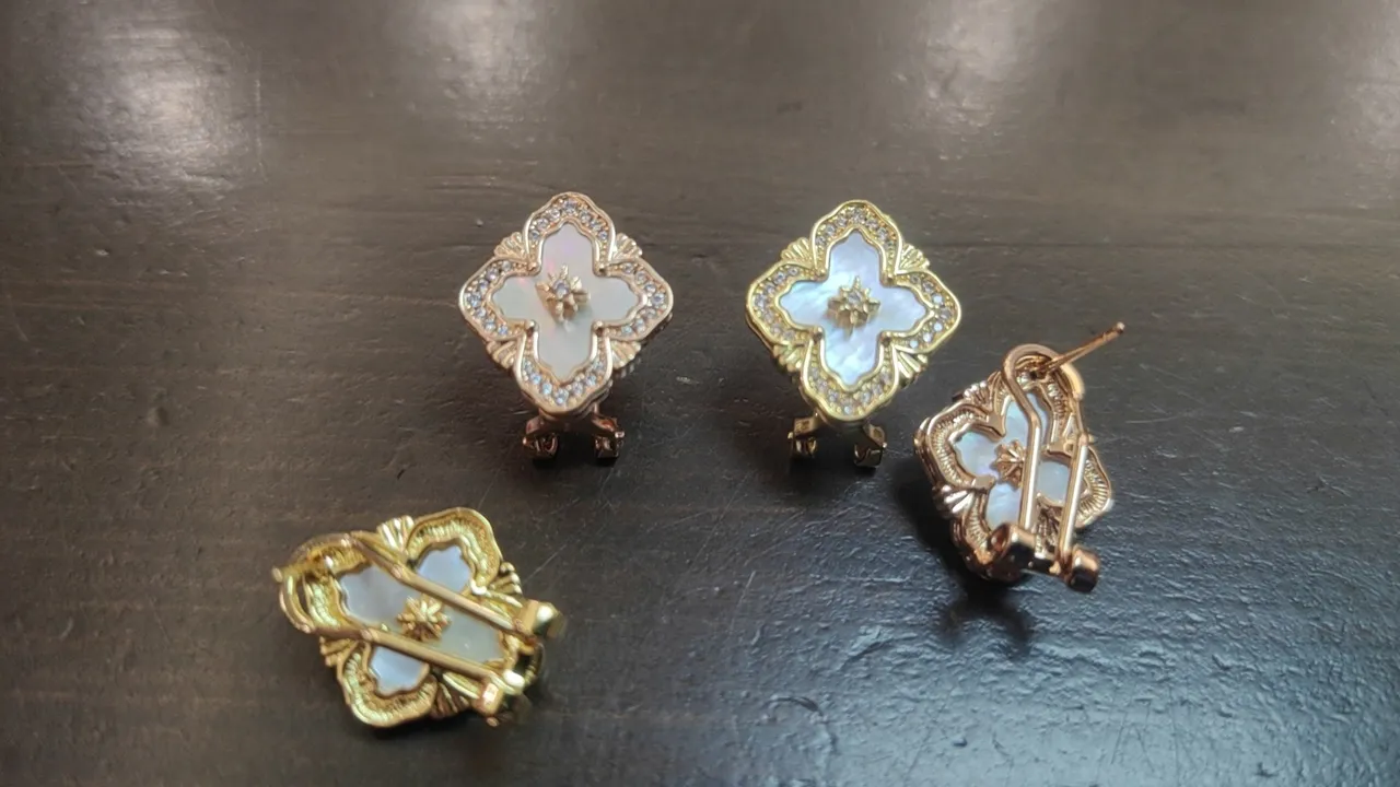 Aretes de esmalte de cuatrohojas en tono dorado y piedras pavé 7