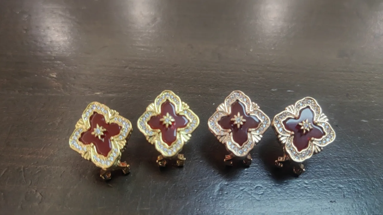 Aretes de esmalte de cuatrohojas en tono dorado y piedras pavé 8