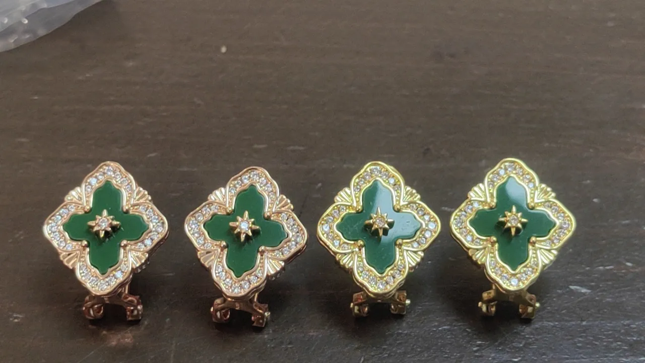 Aretes de esmalte de cuatrohojas en tono dorado y piedras pavé 9