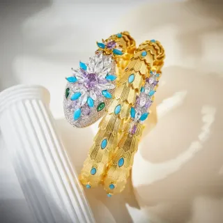 Pulsera en tono dorado con coil de serpiente incrustada de gemas