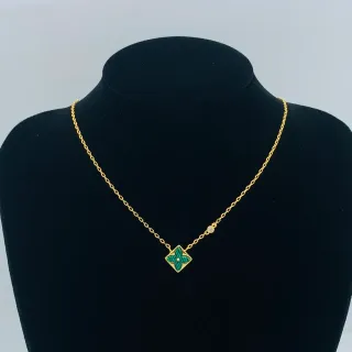 Collier avec pendentif floral émaillé en ton doré et forme carrée