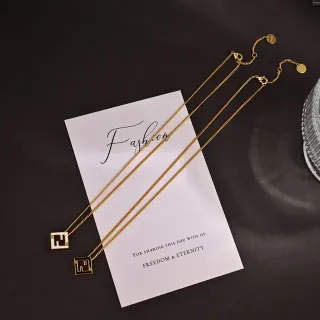 Collier à chaîne avec pendentif carré et logo en or