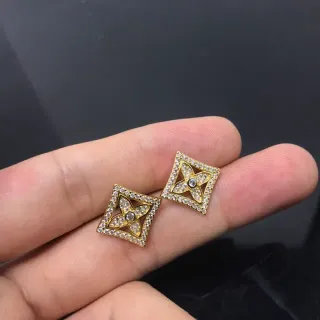 Brincos de cravo em tons dourados quadrados pavé com cristais em forma de quatrofolha