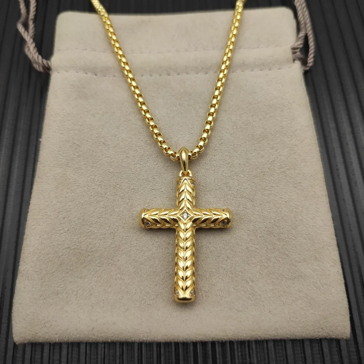 Gold White Textured Wheat-Leaf Motif Pavé-Set Diamonds Necklace 3