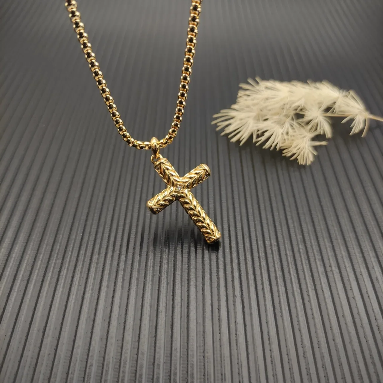 Gold White Textured Wheat-Leaf Motif Pavé-Set Diamonds Necklace 4