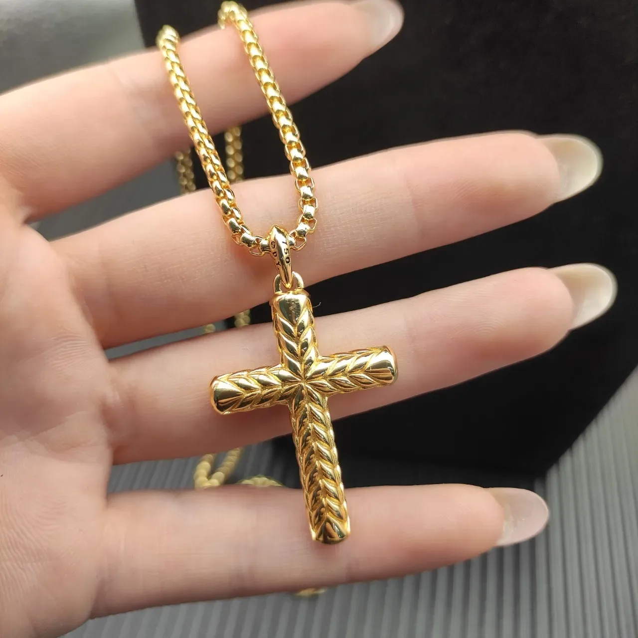 Gold White Textured Wheat-Leaf Motif Pavé-Set Diamonds Necklace 7