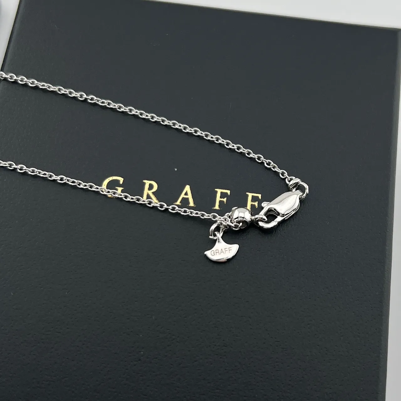 Graff Pendentif argent motif floral noir pierre centrale ronde brillant-coupé 2