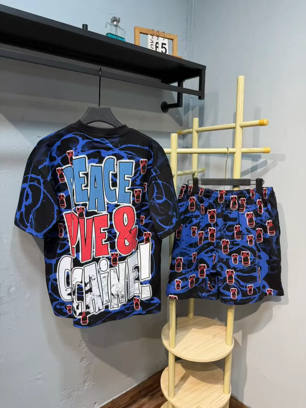 Camiseta com estampa gráfica de retrato psicodélico preto e azul 2