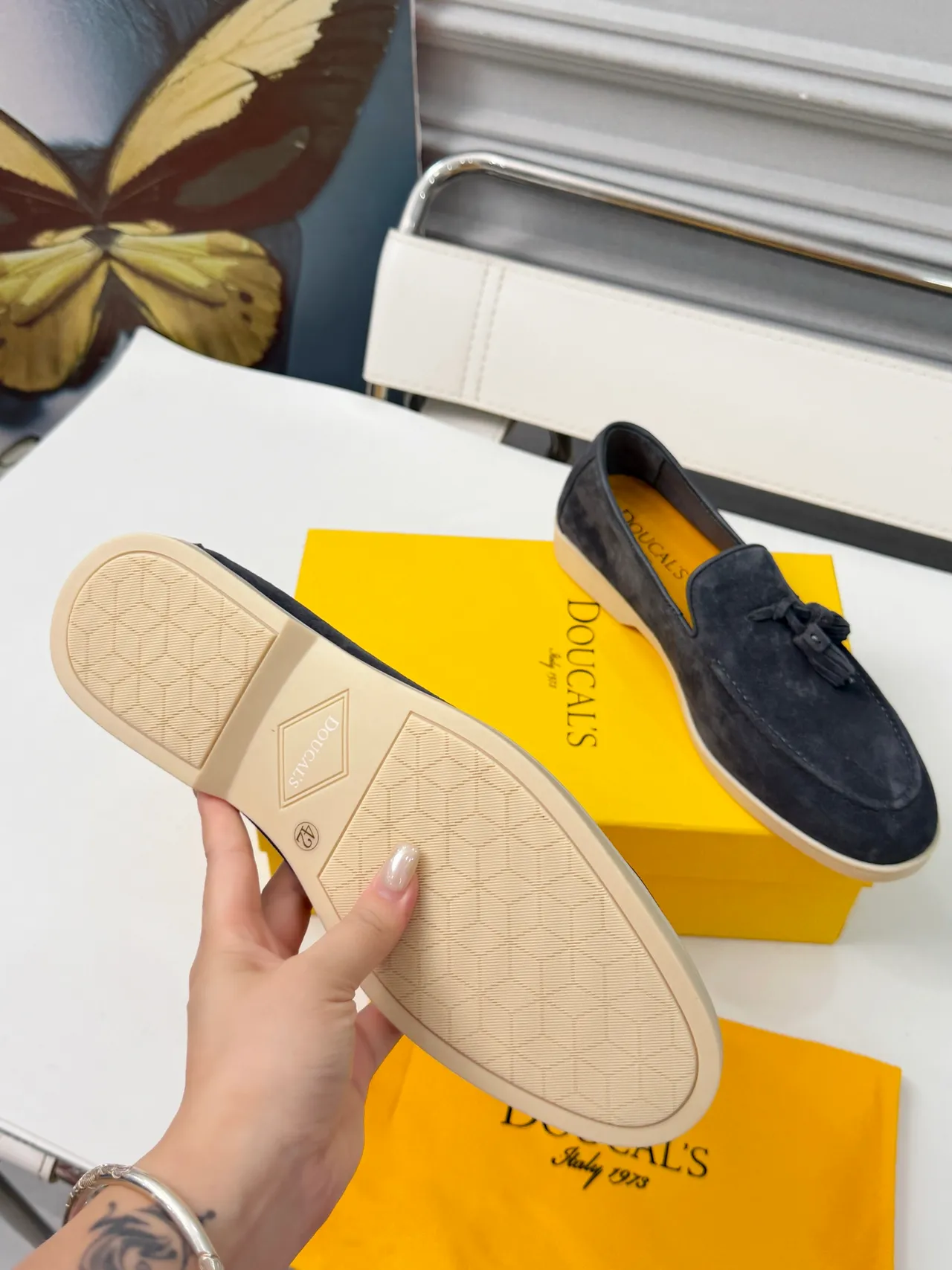 Loafer cinza bege com detalhe de franjas em camurça superior 2