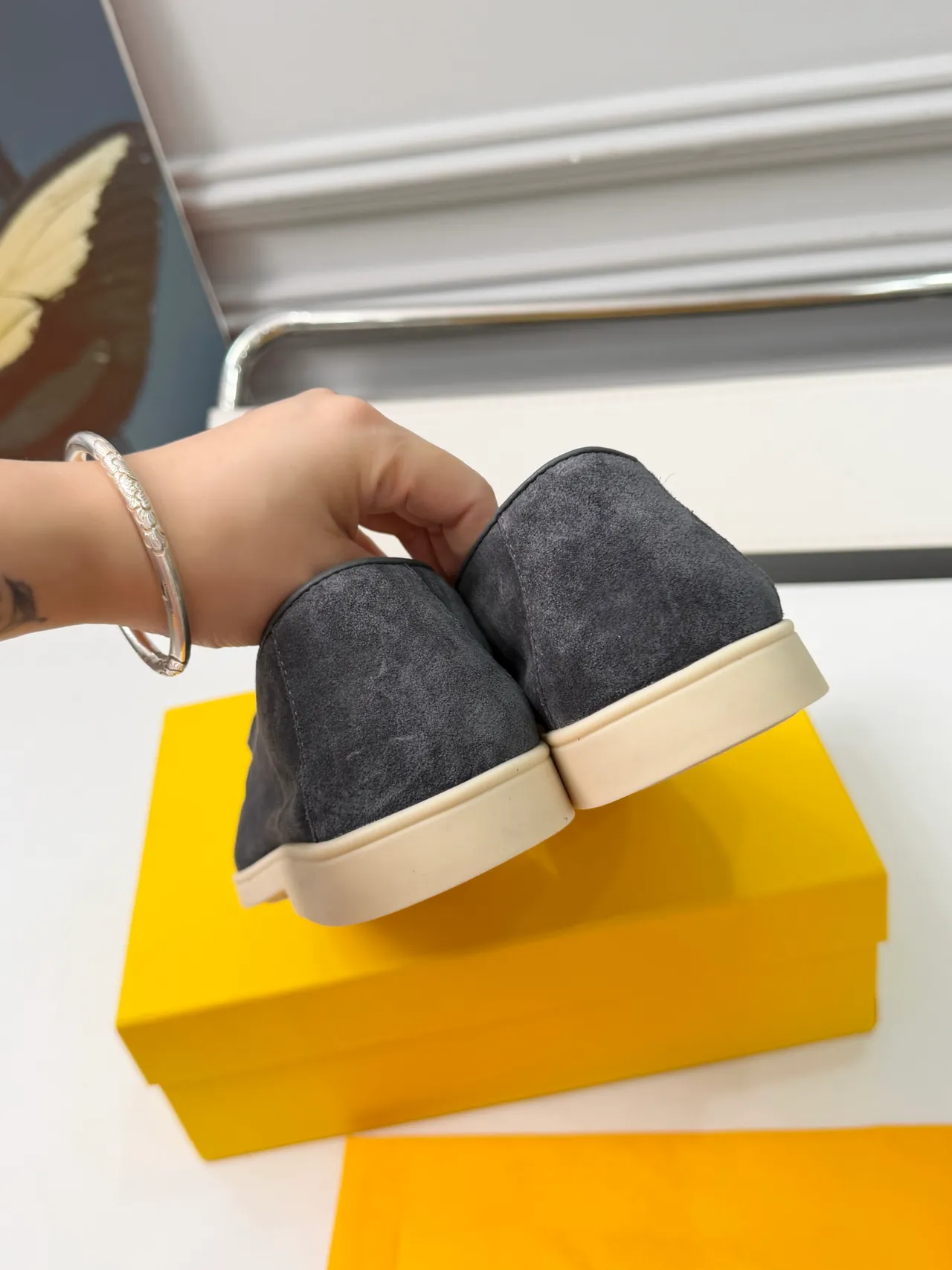 Loafer cinza bege com detalhe de franjas em camurça superior 3