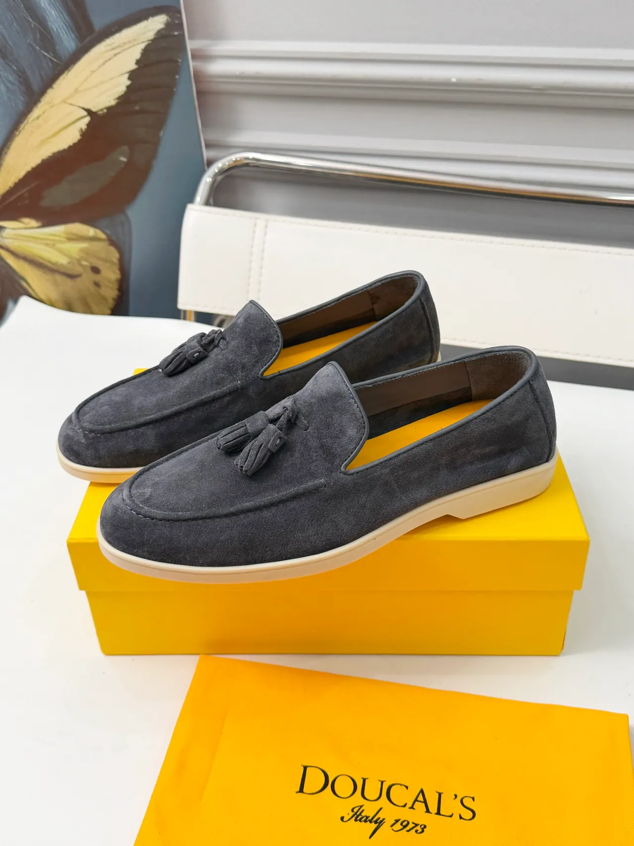 Loafer cinza bege com detalhe de franjas em camurça superior 4