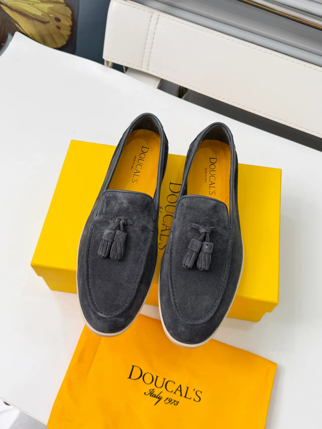 Loafer cinza bege com detalhe de franjas em camurça superior 5