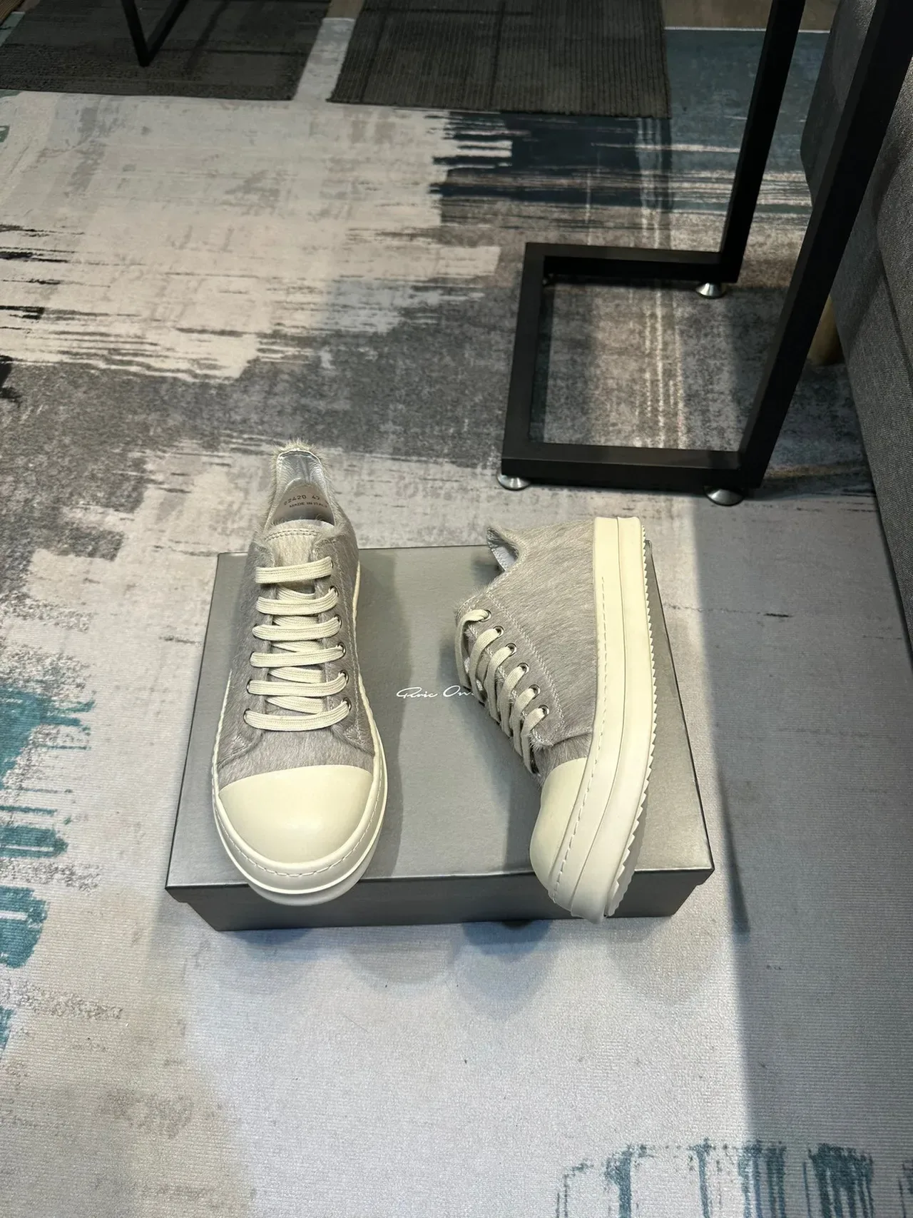 灰色毛皮拼接上层米白厚底低帮运动鞋 4