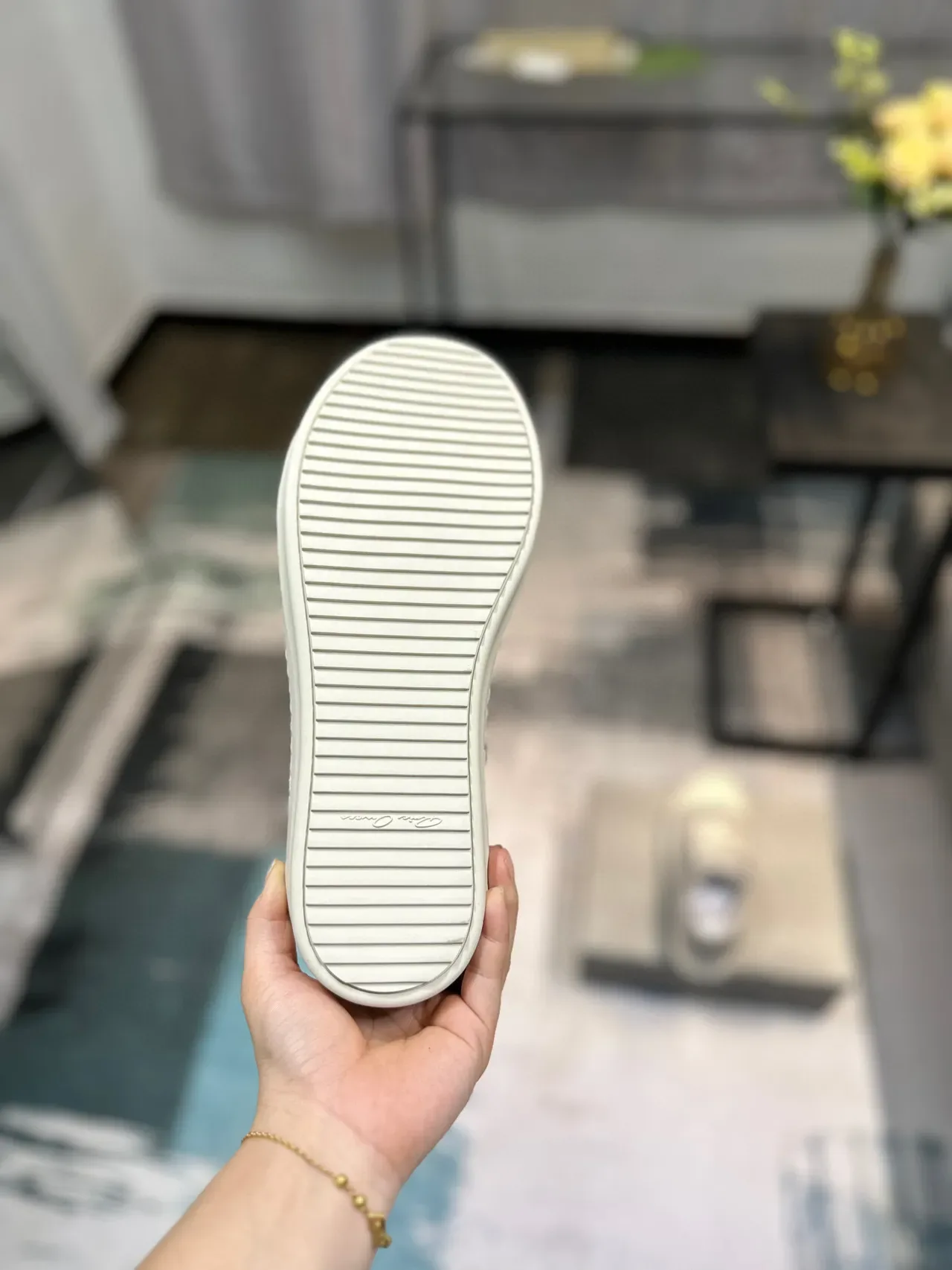 灰色毛皮拼接上层米白厚底低帮运动鞋 9
