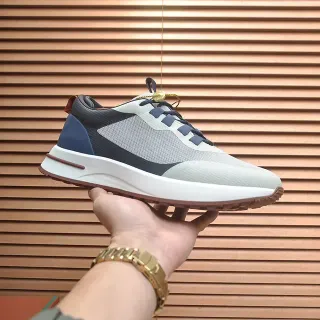أحذية رياضية رمادية بحرية مع upper شبكة وصناعي، midsole sculpted أبيض