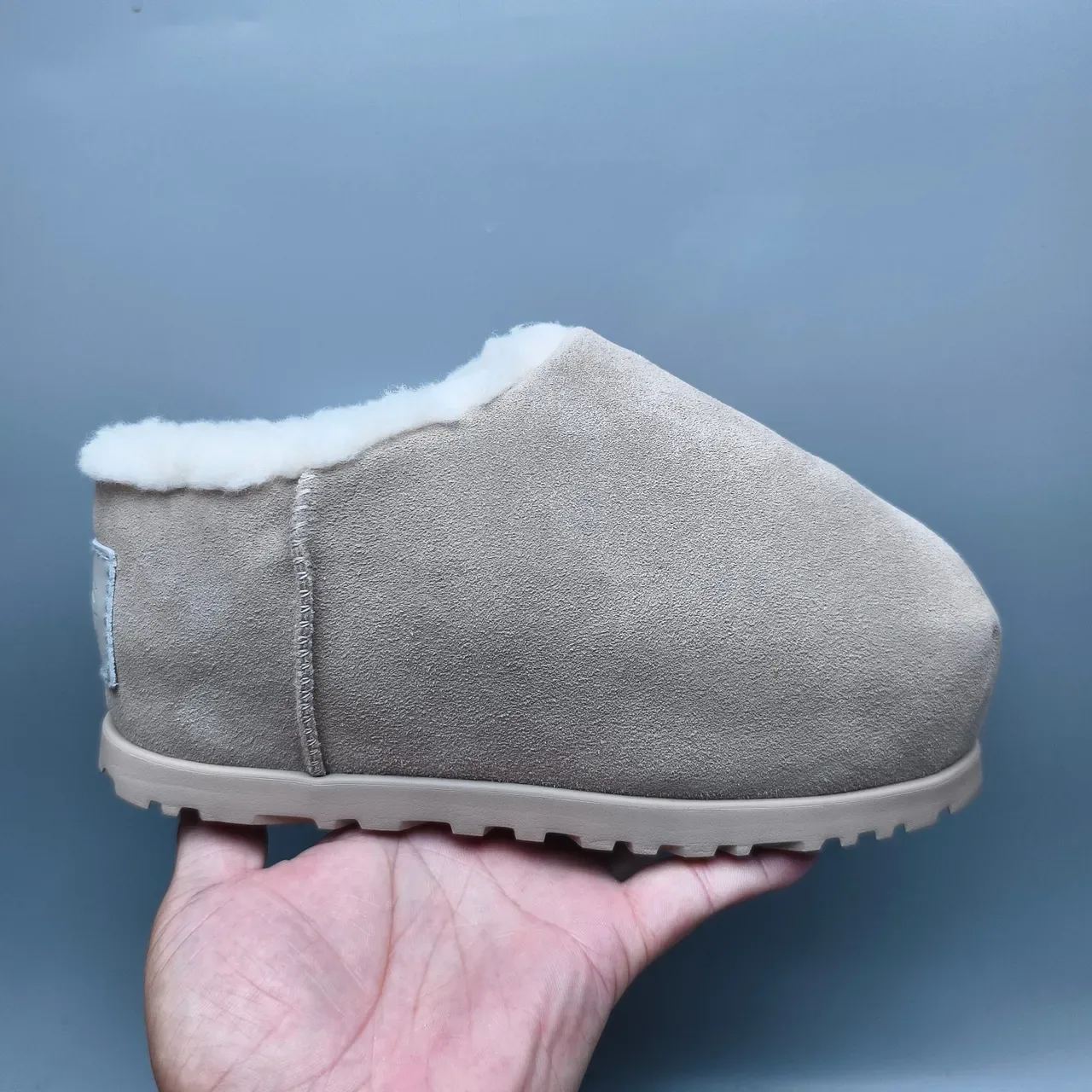 Zapatilla casual slip-on de ante gris con forro de piel de borrego 2