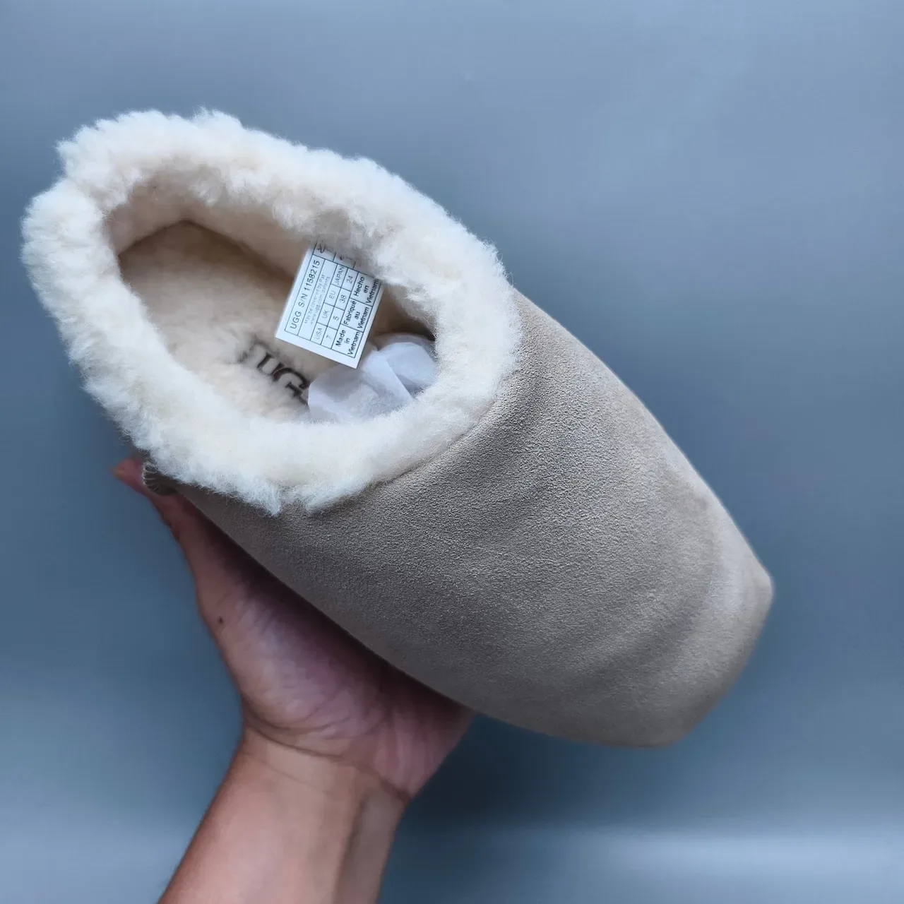 Zapatilla casual slip-on de ante gris con forro de piel de borrego 3
