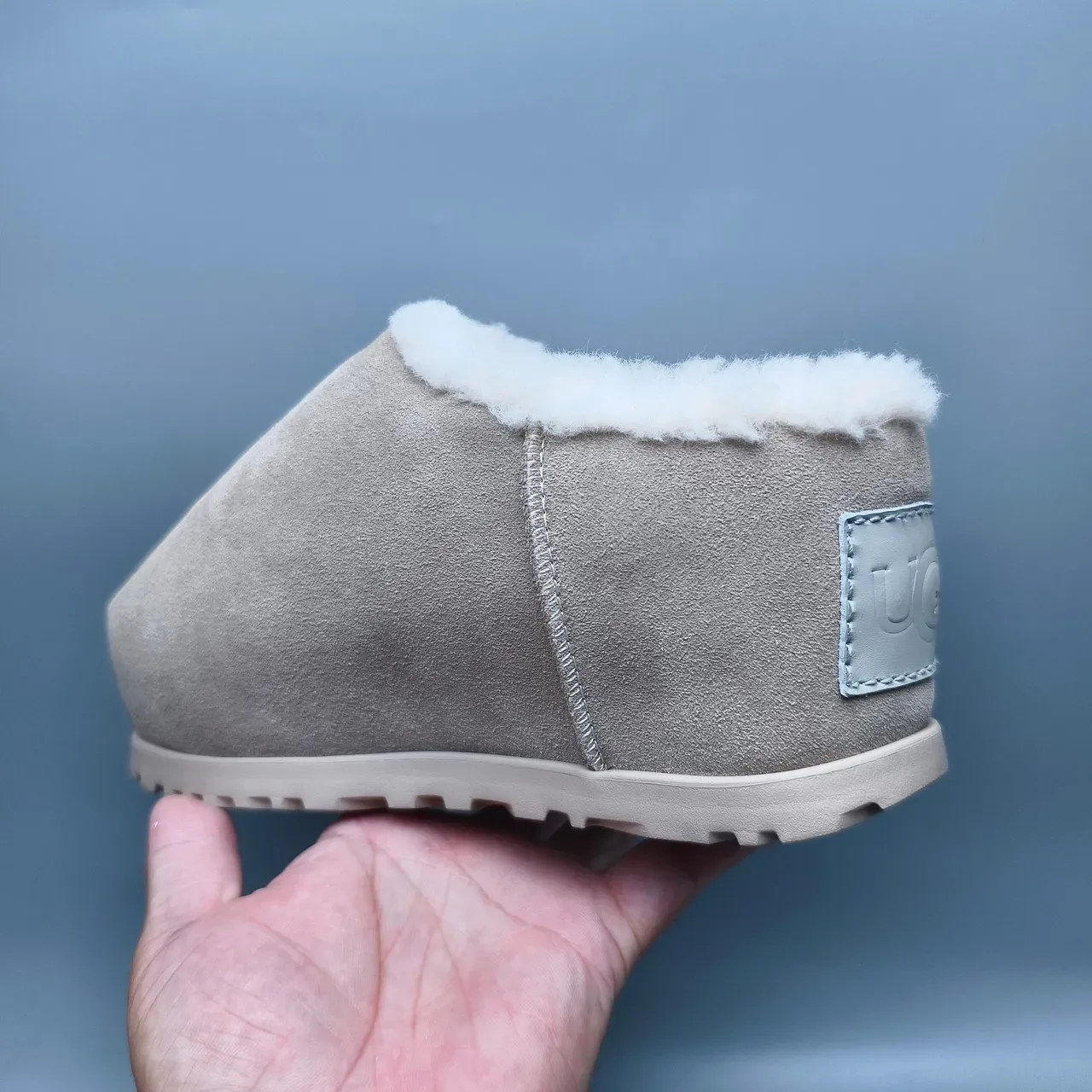 Zapatilla casual slip-on de ante gris con forro de piel de borrego 4