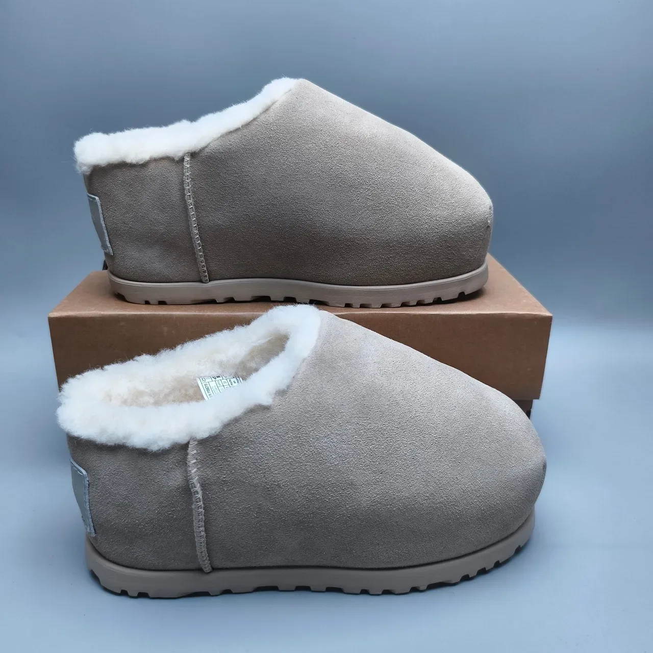 Zapatilla casual slip-on de ante gris con forro de piel de borrego 5