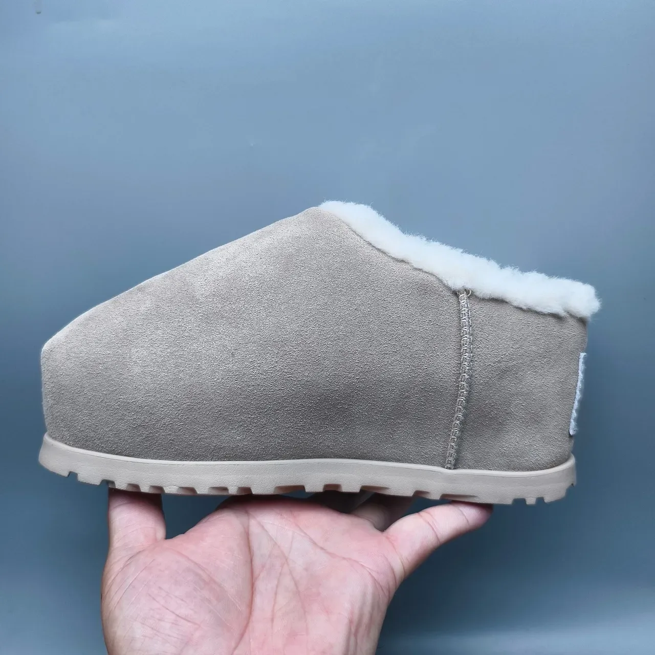 Zapatilla casual slip-on de ante gris con forro de piel de borrego 7
