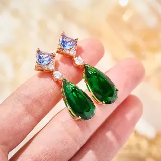 Brincos pendentes de múltiplas pedras verdes e azuis