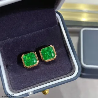 Brincos de ouro verde com gemas de corte quadrado