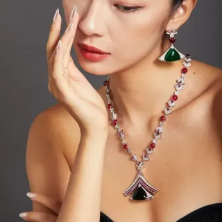 Collier Pendentif Géométrique Vert Rouge Diamants Pavé-Set