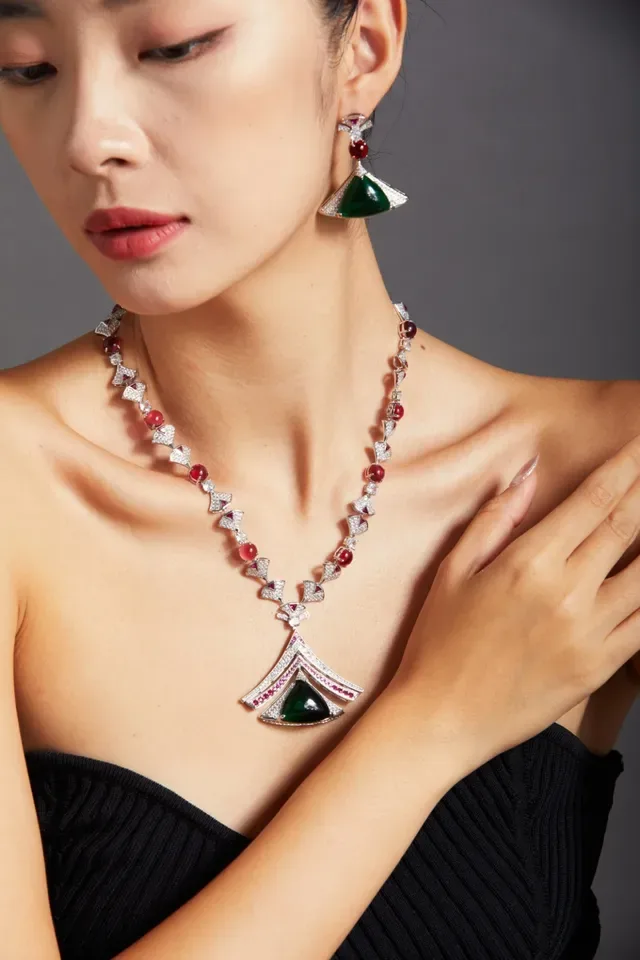 Green Red Geometric Pendant Pavé-Set Diamonds Necklace 8
