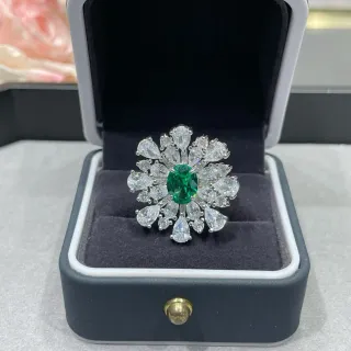 银色绿宝石花簇椭圆中心宝石戒指
