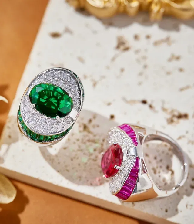 Green Silver Oval-Cut Central Emerald Pavé Diamond Halo Ring 7