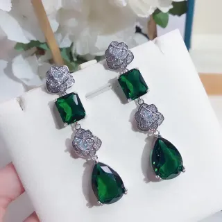 Brincos com motivo floral de gemas quadradas verdes e gotas