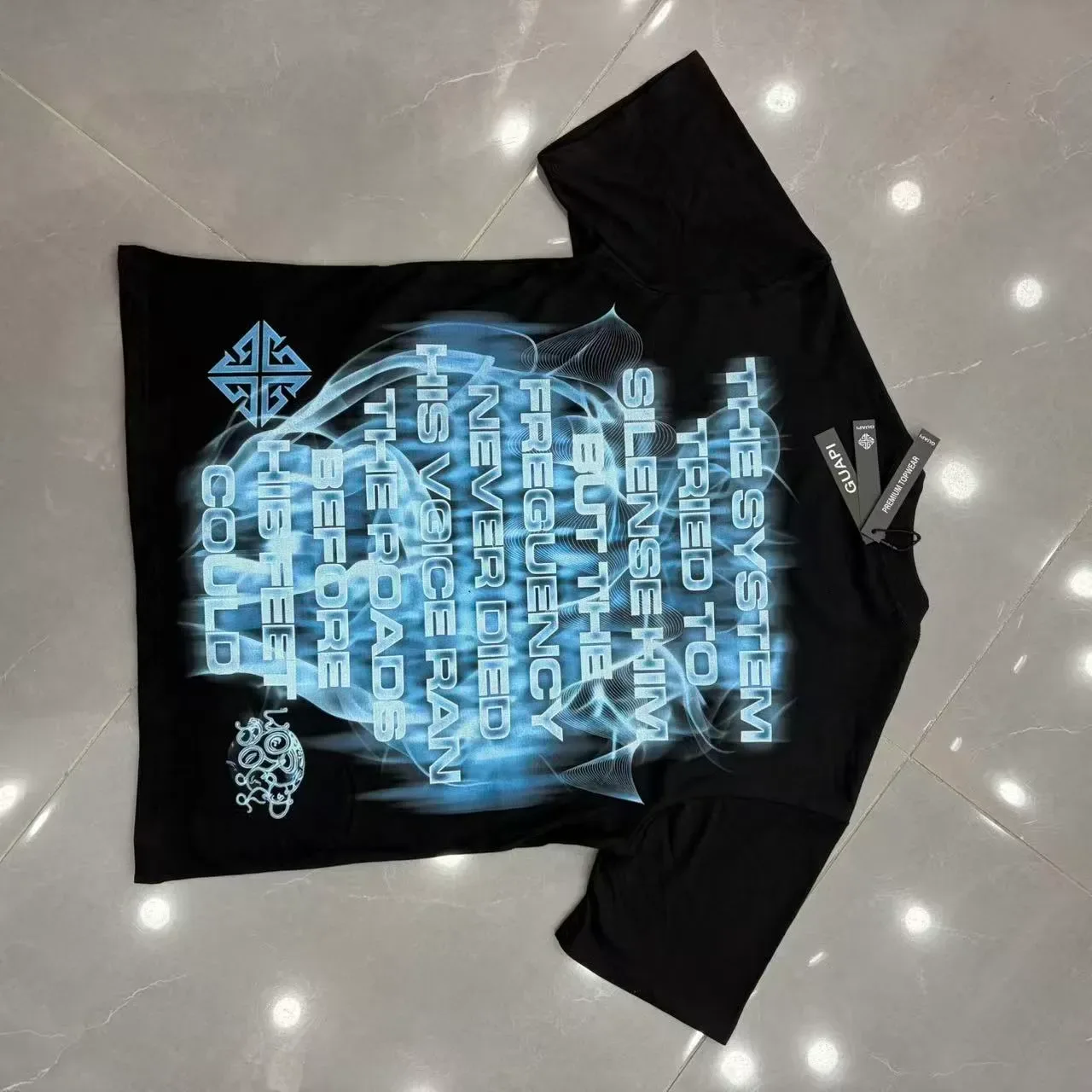 Camiseta preta com estampa gráfica GUAPI Return of the Voice 2