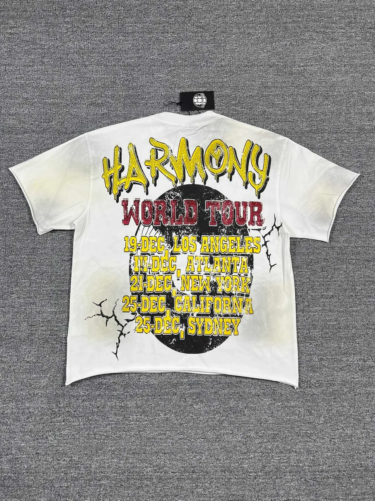 Camiseta Harmony World Tour com estampa gráfica e lavagem desgastada 3