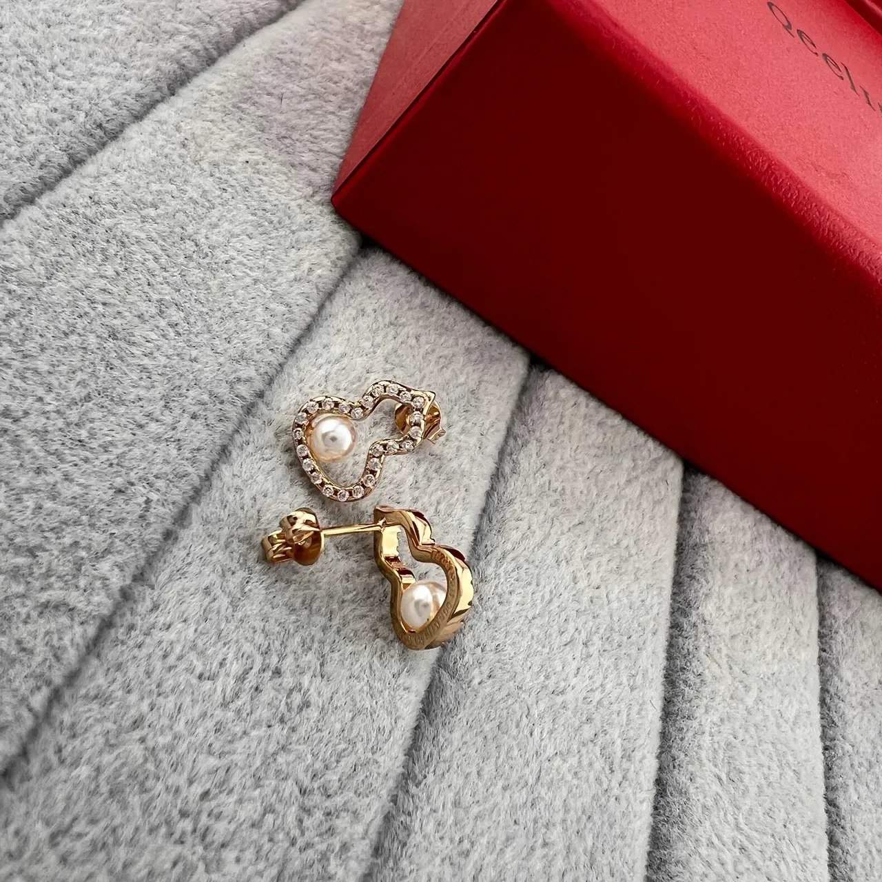 Heart-Shaped Pearl and Crystal Stud Earrings 3