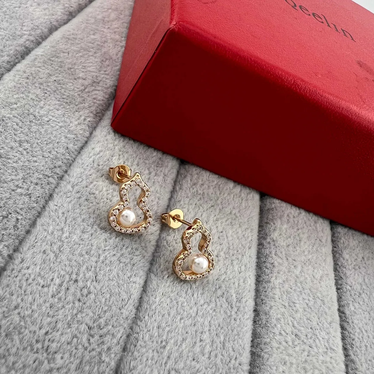 Heart-Shaped Pearl and Crystal Stud Earrings 5