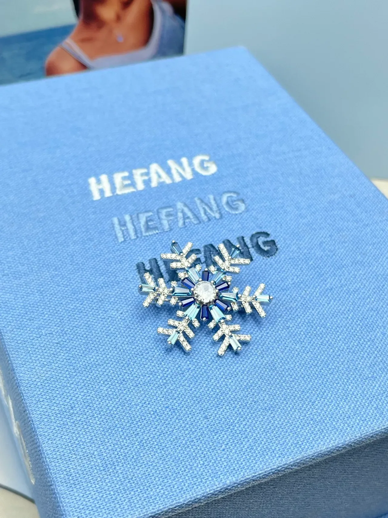 HEFANG नीला चांदी बर्फ का तारा आकृति बैगेट-कट क्रिस्टल ब्रोच 7