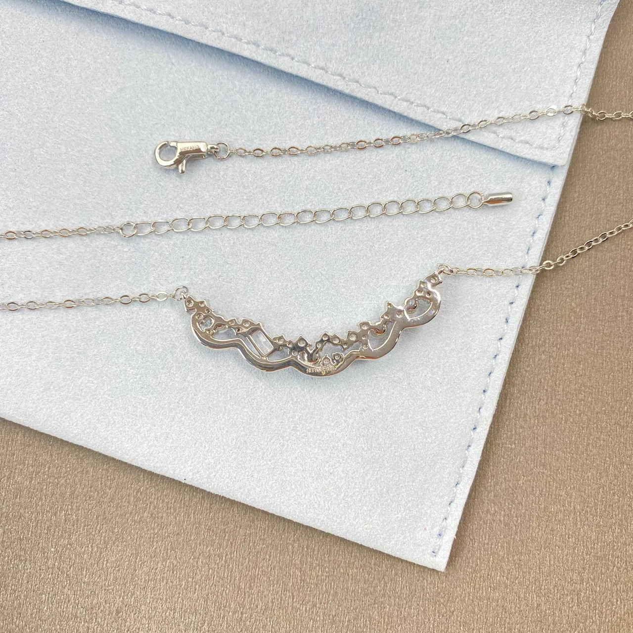 HEFANG Collier perles et cristaux silhouette ondulée 5