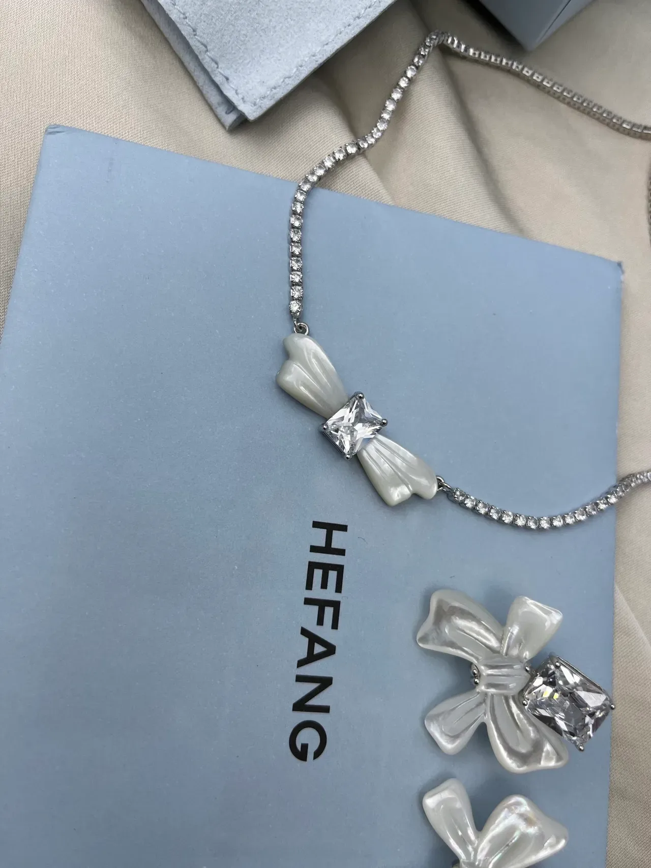 HEFANG Silver White Crystal-Encrusted Chain Mother-of-Pearl Bow Pendant Necklace 4