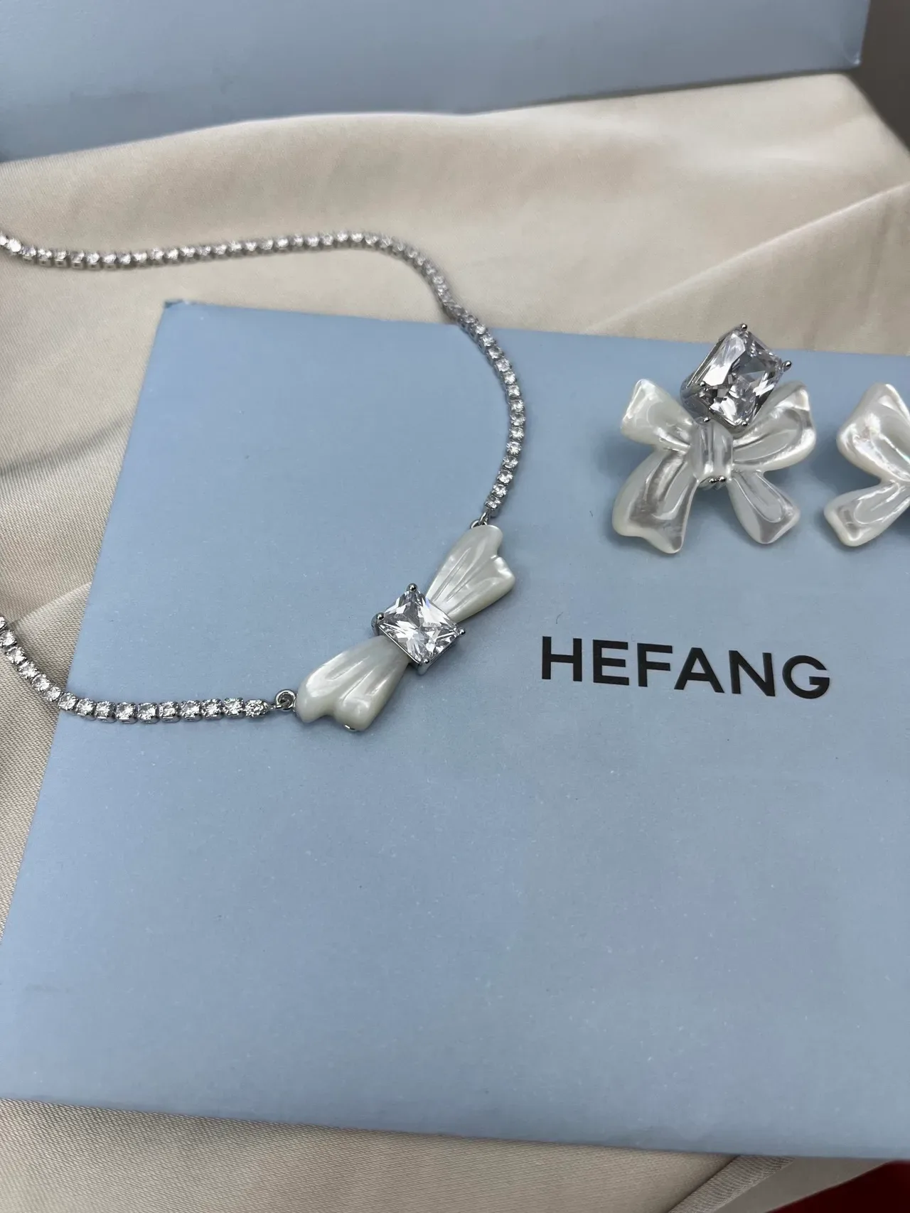 HEFANG Silver White Crystal-Encrusted Chain Mother-of-Pearl Bow Pendant Necklace 5